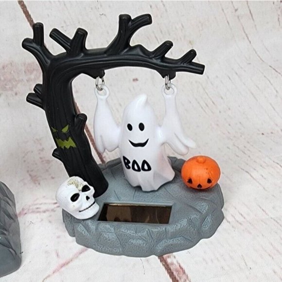 Solar Pumpkin Man, Swinging Ghost And Flying Witch Moveable Halloween Decor - Picture 5 of 11